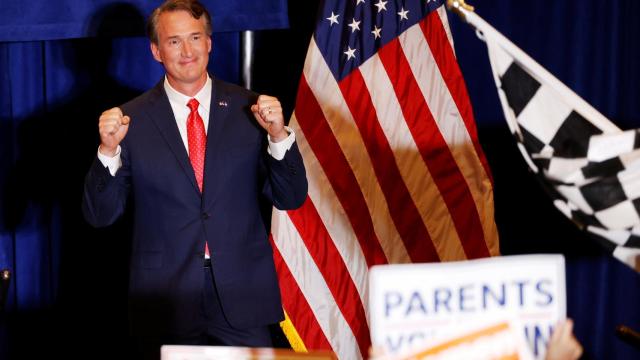 El republicano Glenn Youngkin celebra su victoria en Virginia.