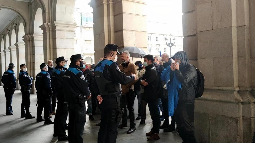 Protesta policial, hoy frente al Concello da Coruña.