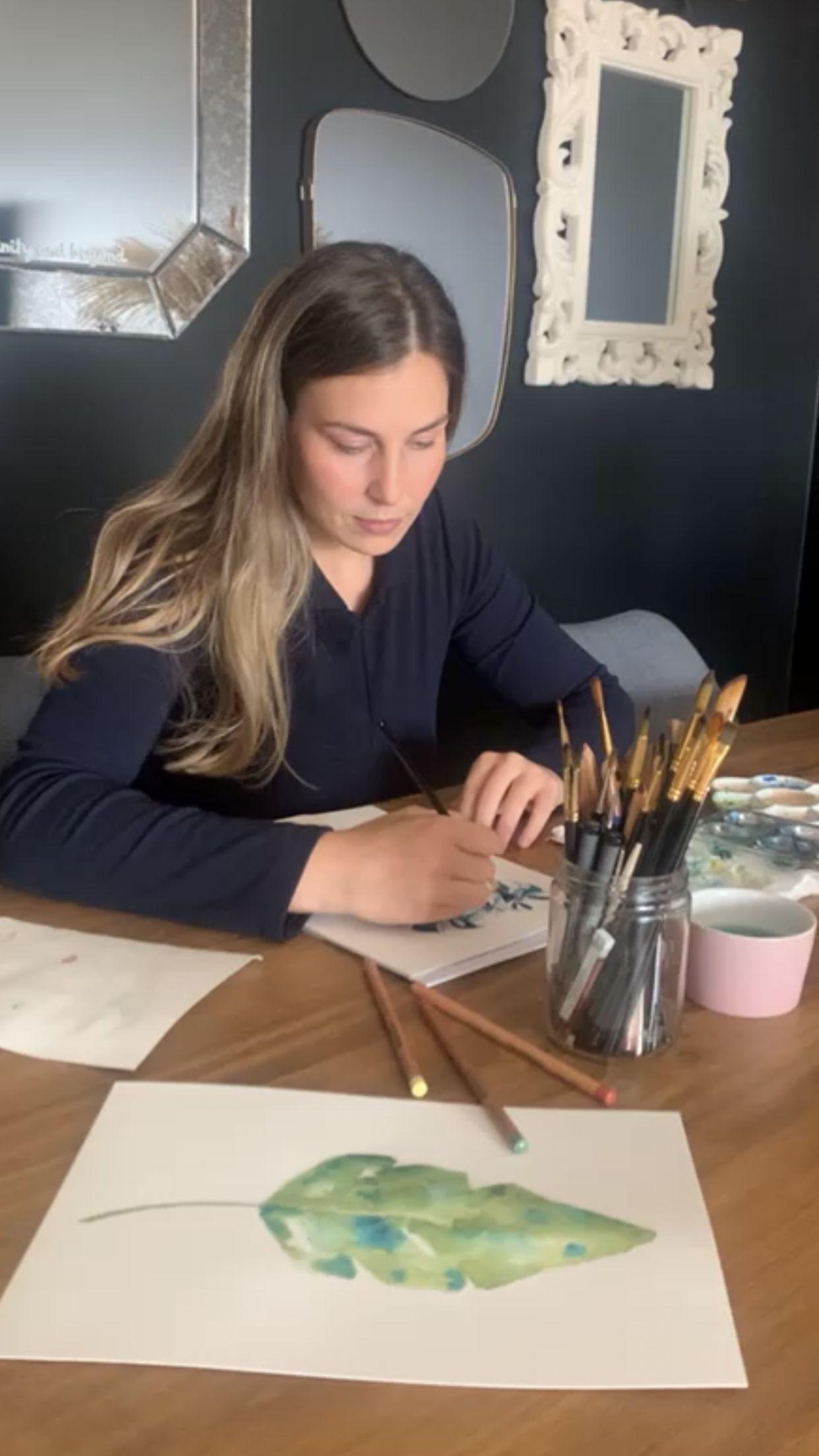 Silvia Santiso trabaja en una de sus láminas (Cedida).