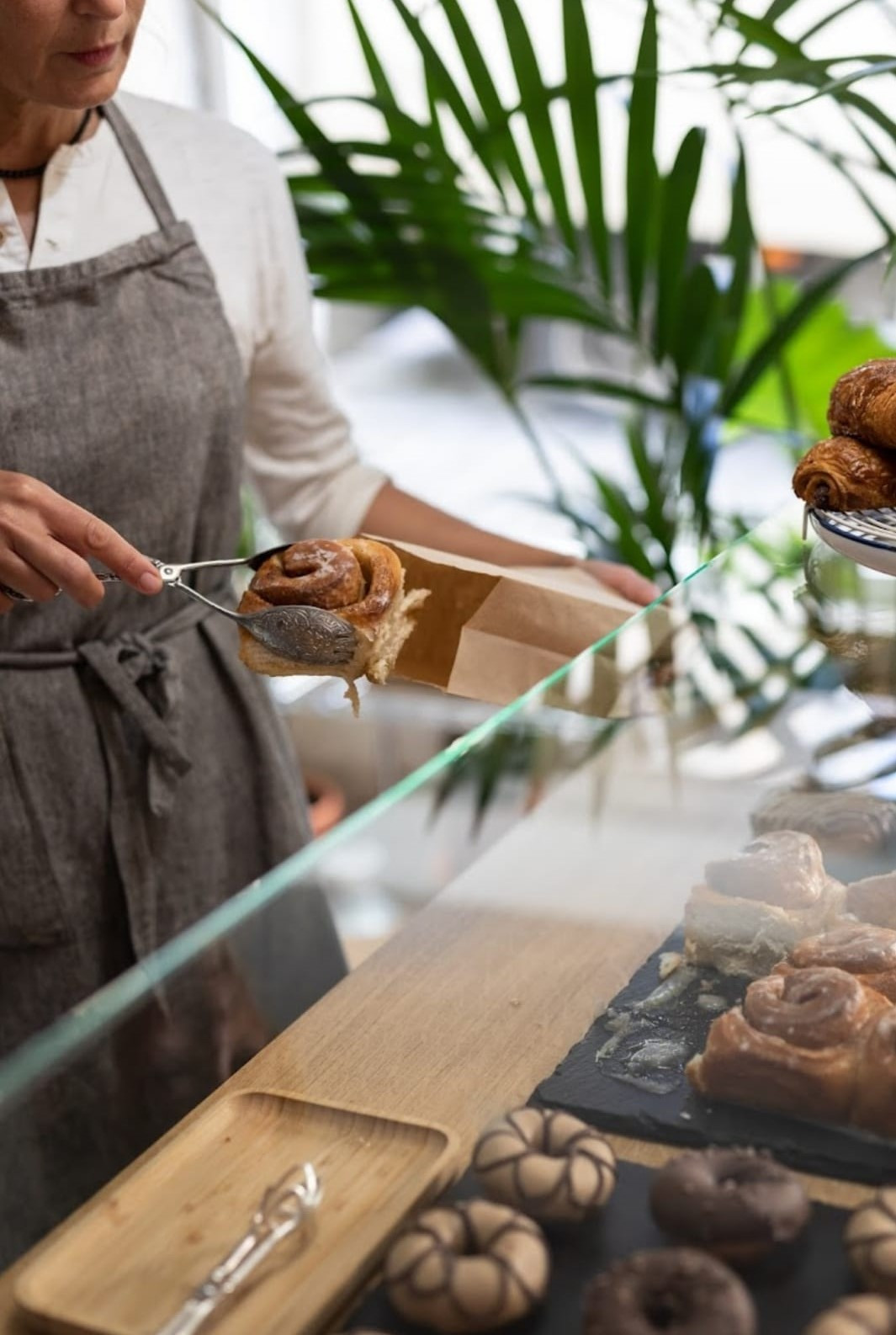 Sonia González sirviendo unos bollos de canela en The Hippie Baker.