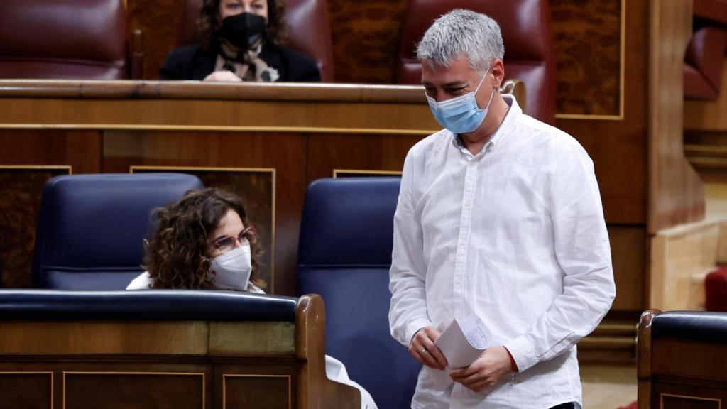 El diputado de Bildu, Matute, pasa sonriendo junto al escaño de Montero.