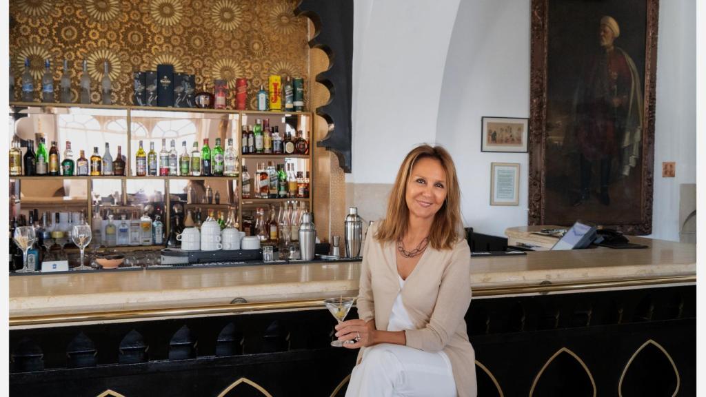 Maria_Dueñas en uno de los bares que menciona en sus novelas.