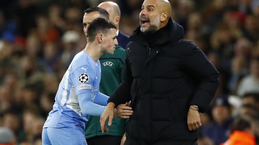 Guardiola, dirigiendo al Manchester City