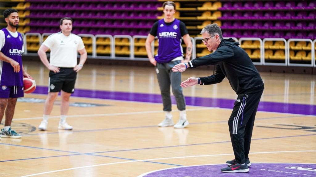 Roberto González durante una sesión de tiro de sus jugadores