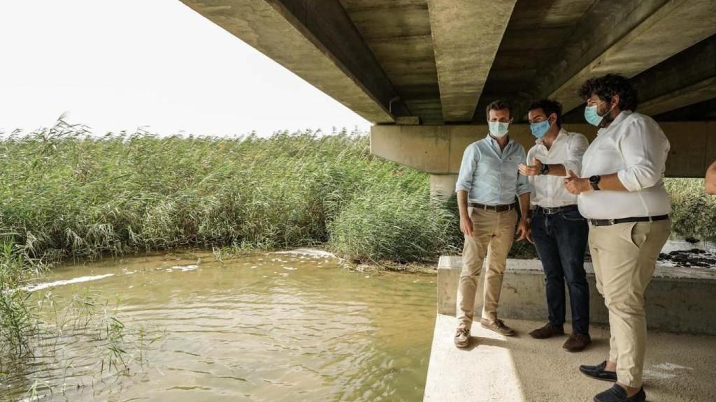 Los populares Pablo casado, Teodoro García-Egea y Fernando López Miras, en agosto, en la Rambla del Albujón.