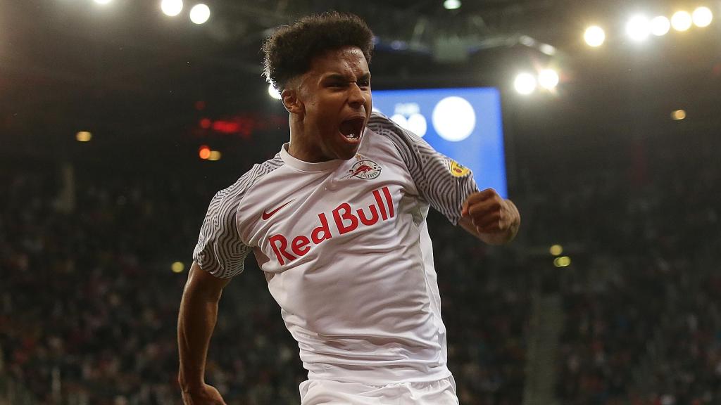 Karim Adeyemi celebra un gol con el Red Bull Salzburg en la Champions League