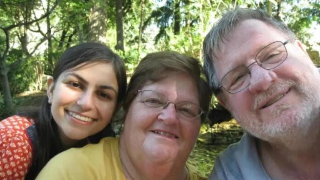 Rebecca Dixon y su padres, Davina y Daniel.