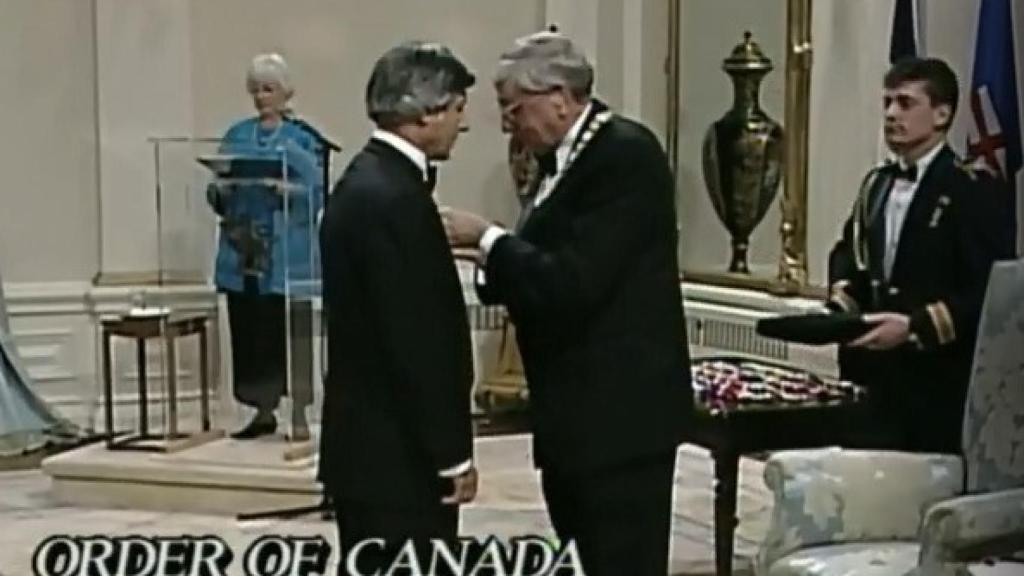 Barwin recibiendo la Orden de Canadá, del documental 'Los niños de Barwin'.