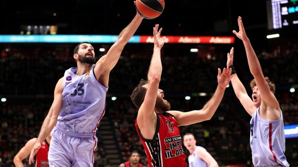 Mirotic peleando un balón en el Olimpia Milan - FC Barcelona