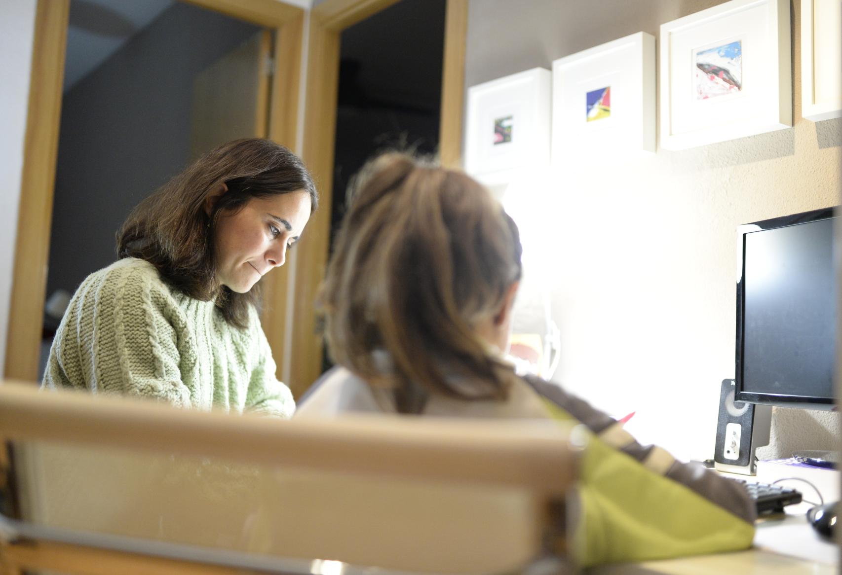 Tais haciendo los deberes en casa con su hija Lola.