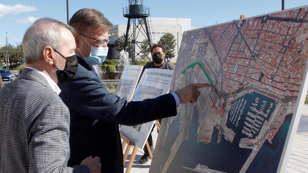Ximo Puig en el Puerto de Alicante, este jueves.
