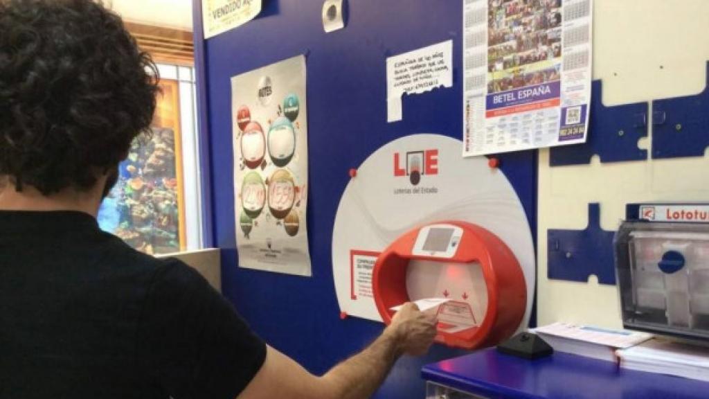 Una persona en una administración de loterías