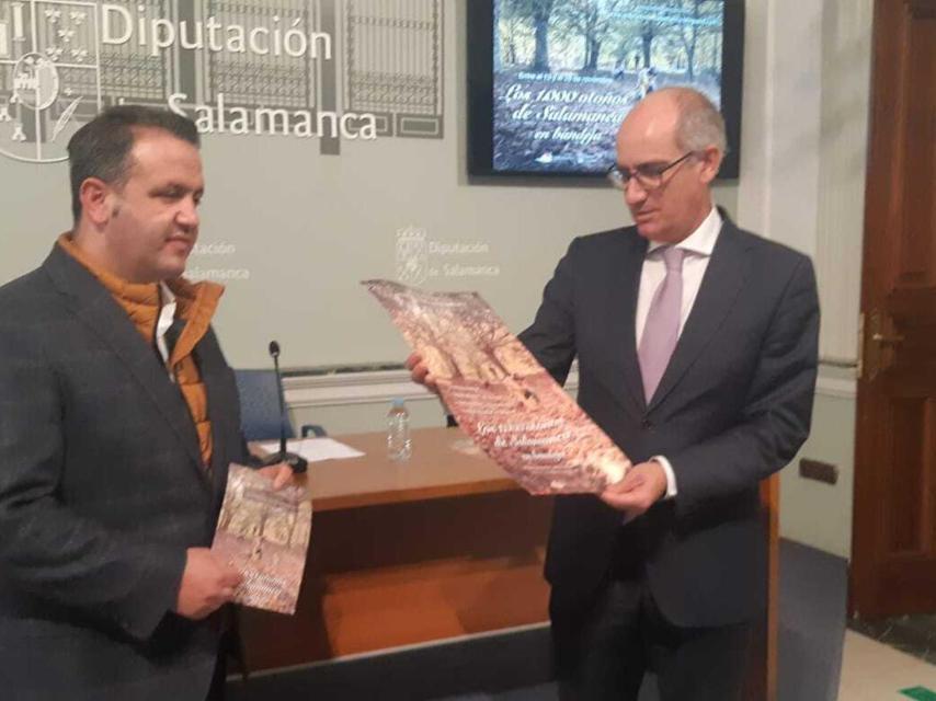 El presidente de la Diputación de Salamanca, Javier Iglesias (d), y el diputado de Turismo, Javier García, presentan el programa