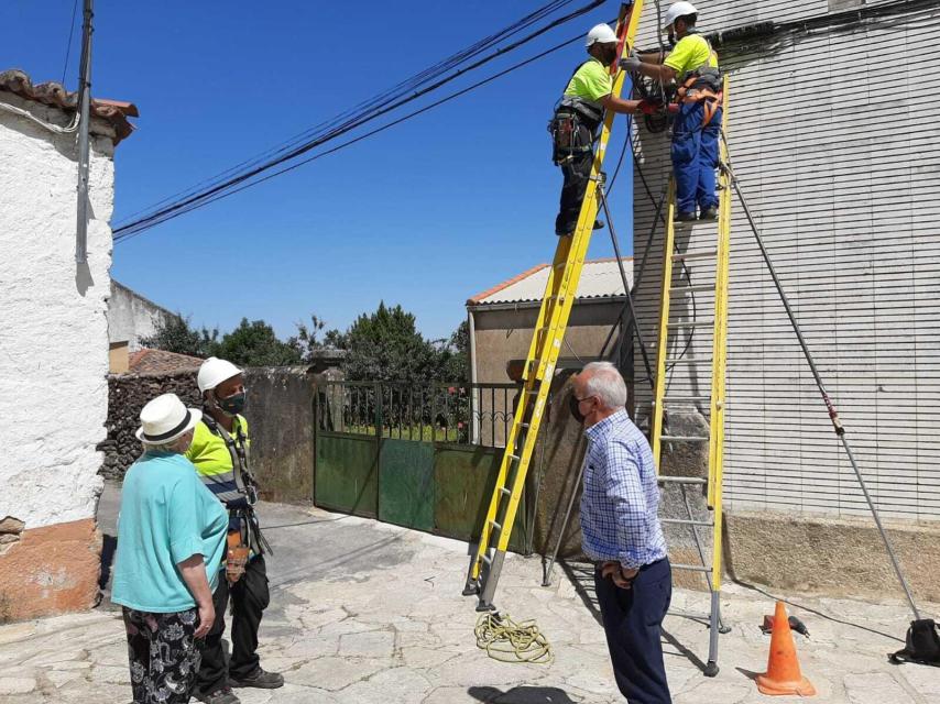 La subdelegada del Gobierno visita la instalaciones de banda ancha en Barruecopardo