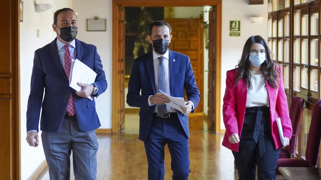 Conrado Íscar junto a los vicepresidentes de la institución provincial