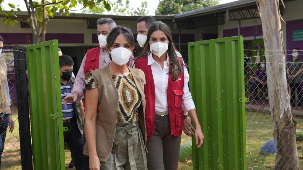 La reina Letizia visitando un campo de refugiados para mujeres y niños.