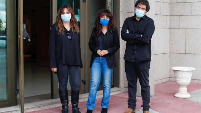 Los hijos de Georgie Dann a las puertas del tanatorio.