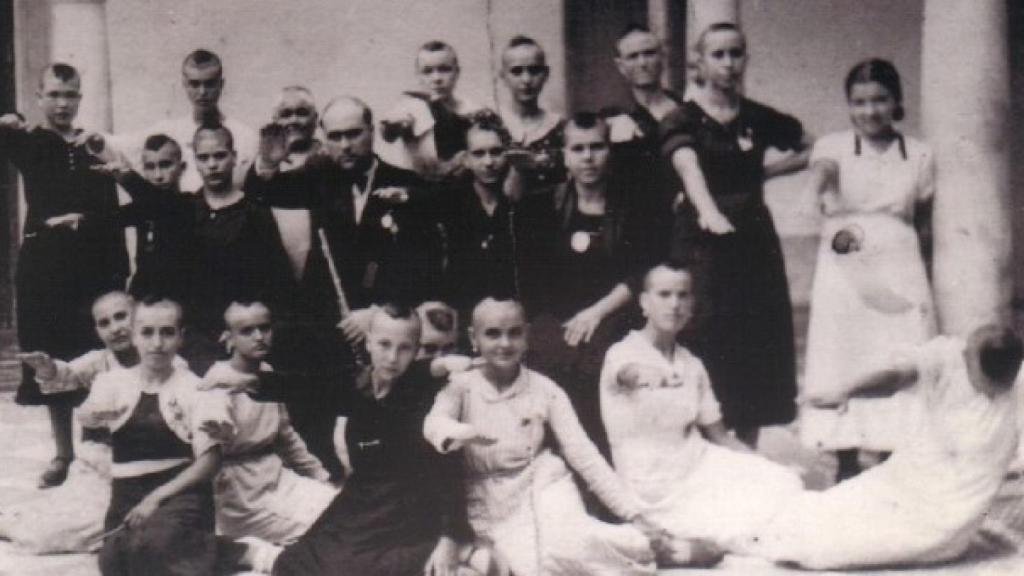 Jóvenes rapadas en Montilla, Córdoba, haciendo el saludo fascista.