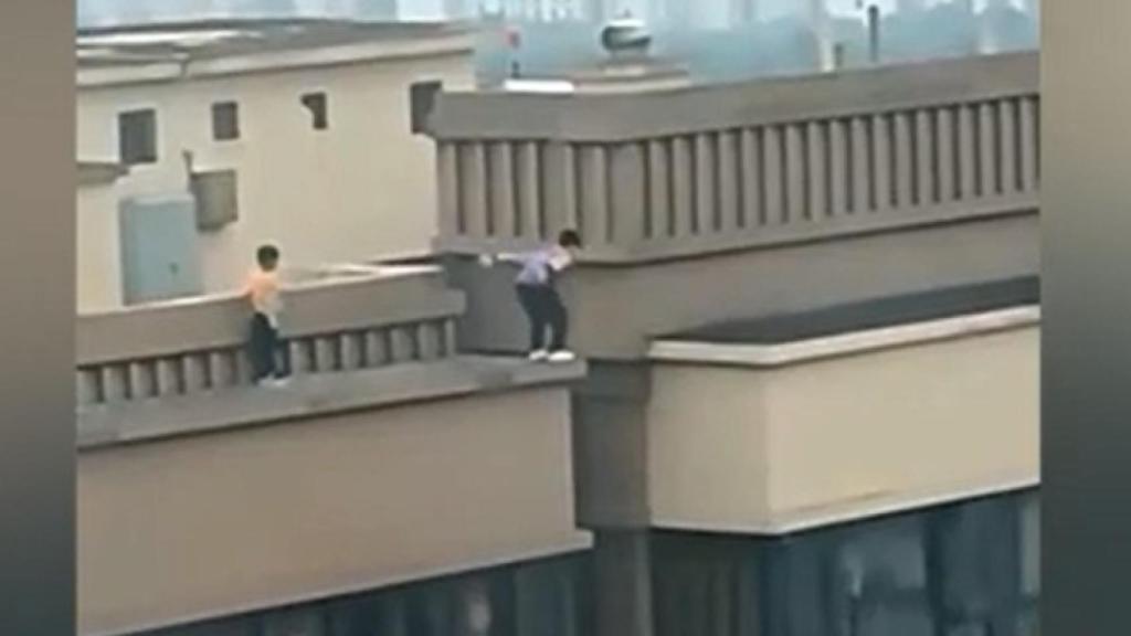Momento en el que uno de los menores se dispone a saltar entre cornisas.