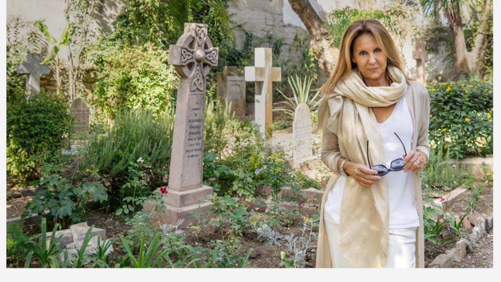María Dueñas en el cementerio inglés de Tánger.