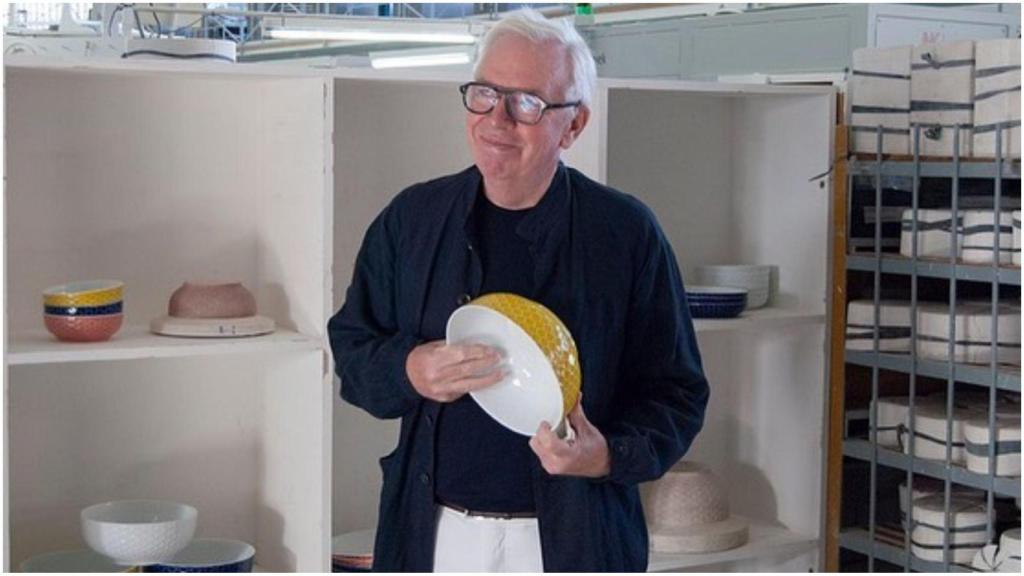 David Chipperfield con piezas de su colección de Sargadelos.