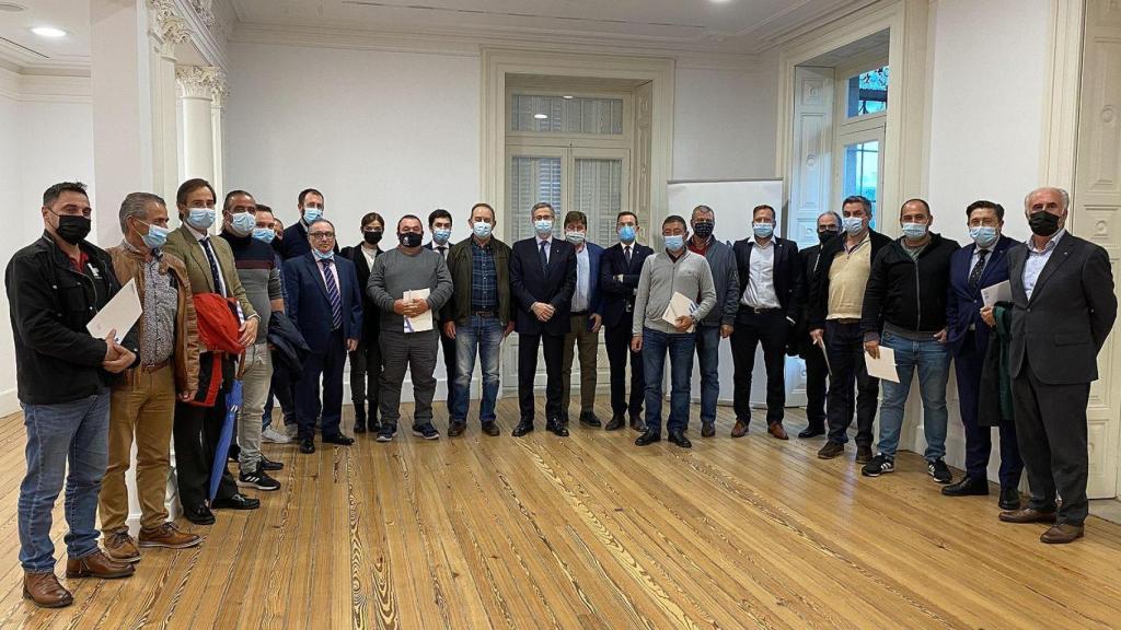 Reunión de Abanca con cofradías del sur de A Coruña