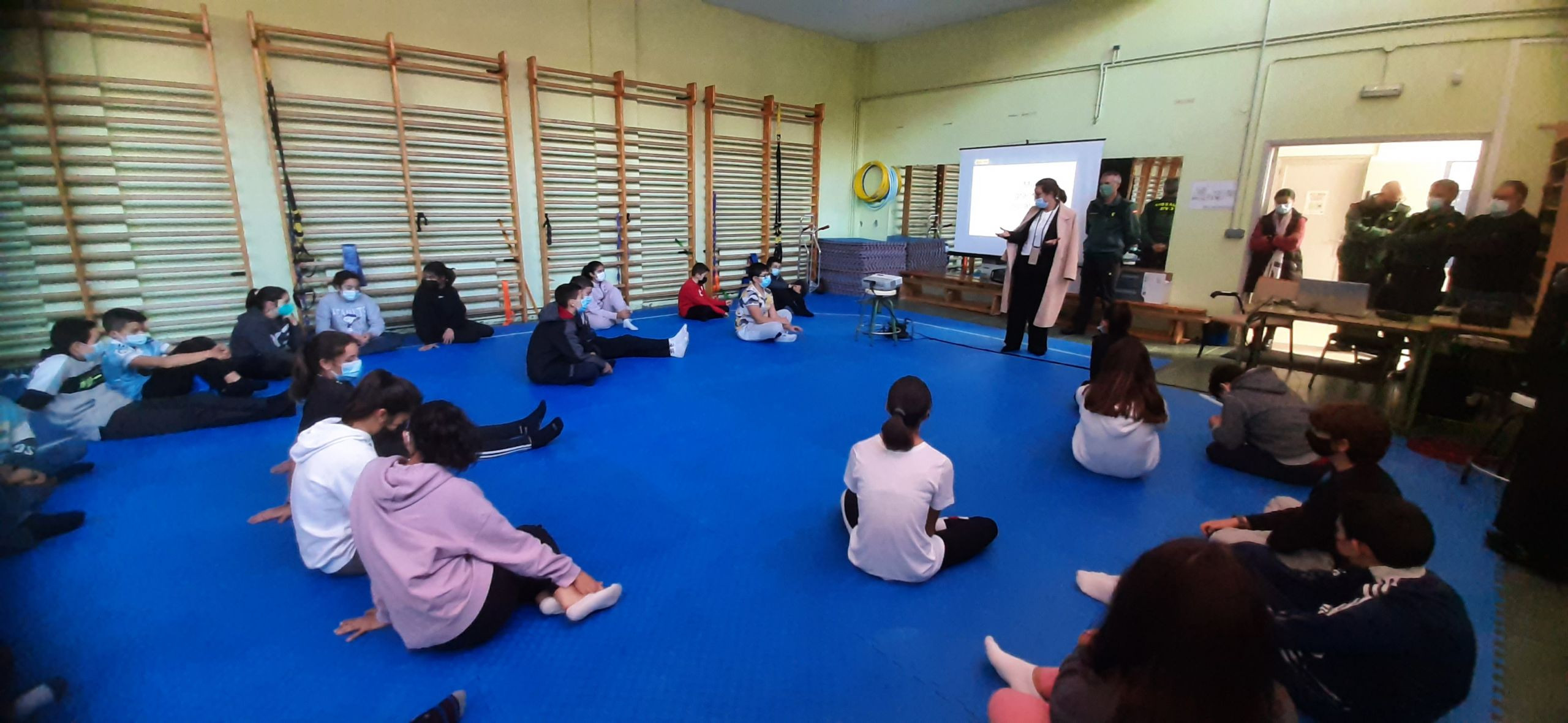 Charla sobre acoso escolar impartida por la Guardia Civil en el IES la Paralaia de Moaña.