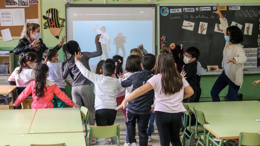 Clase de Science en 1º de Primaria en el CEIP Francisco de Quevedo de Fuenlabrada.
