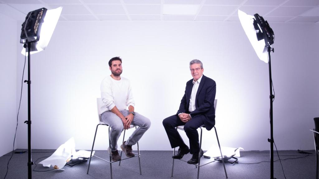 Serrano, director del documental 'La chapuza del bilingüismo' y Gisbert, presidente de la Asociación Enseñanza Bilingüe.