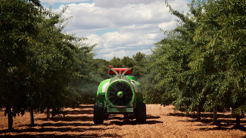 Maquinaria de Pulverizadores Fede trabajando en un campo de almendros.