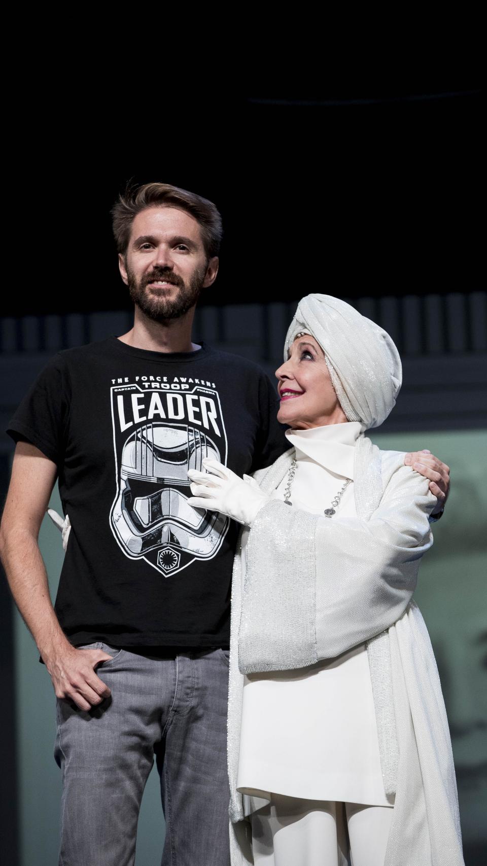 Manuel junto a su madre, Concha Velasco.