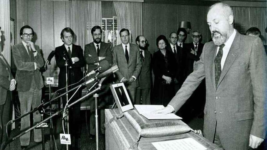 Alfonso Guerra, a la izquierda, supervisa el nombramiento de Calviño como director general de RTVE.