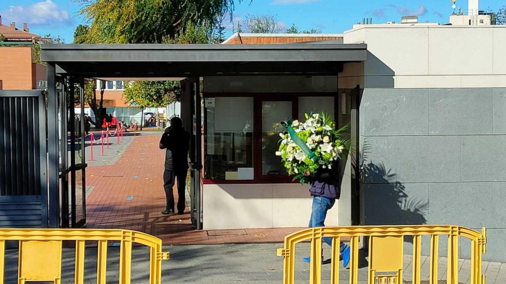 Una de las coronas de flores entregadas durante la misa del viernes.