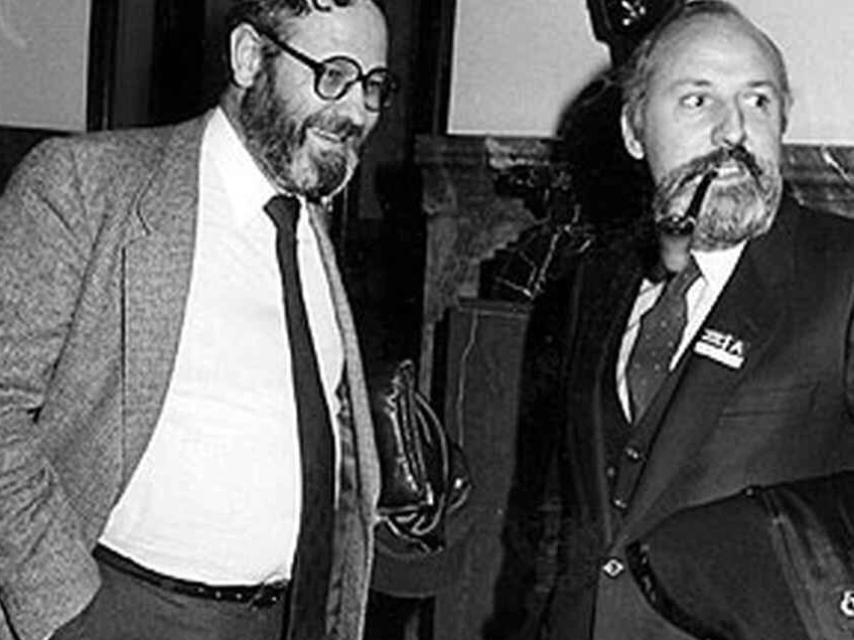 Calviño, a la derecha, junto al periodista José Luis Balbín.