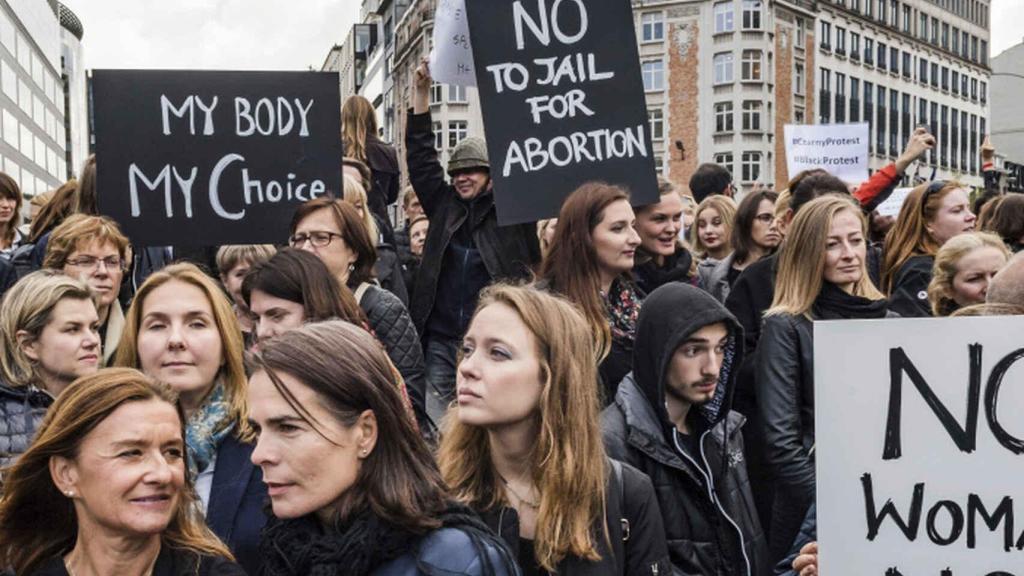 Mujeres polacas en una manifestación en Bruselas contra las restricciones en la ley del aborto.