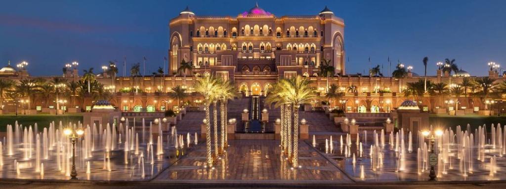 Imagen del Emirates Palace hotel, iluminado por la noche.