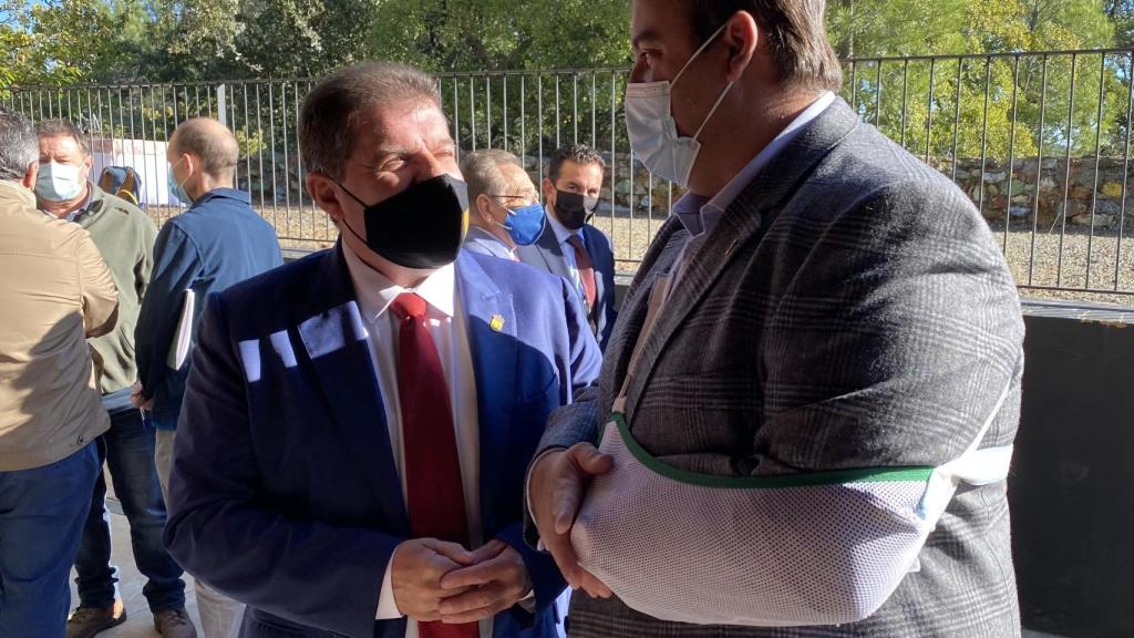 El alcalde de Guijuelo, Roberto Martín, junto al alcalde de Jabugo