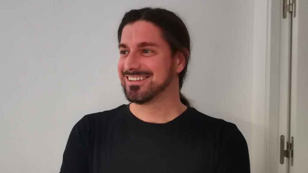 El autor de 'El flautista en el camino' en otra foto.