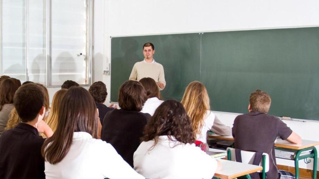 Imagen de archivo de alumnos y profesor en clase.