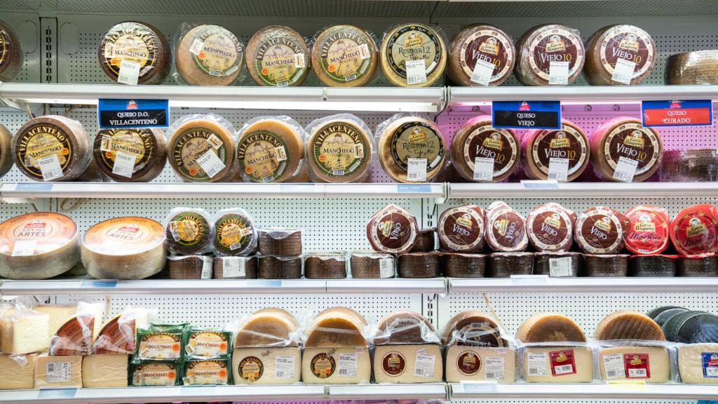 A Miguel Ángel García Baquero le gusta supervisar personalmente los quesos que se producen en su fábrica.