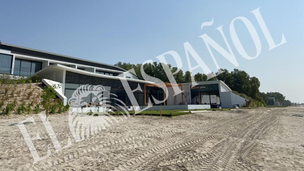 Entrada a una de las 11 villas que conforman el complejo donde vive el rey emérito.