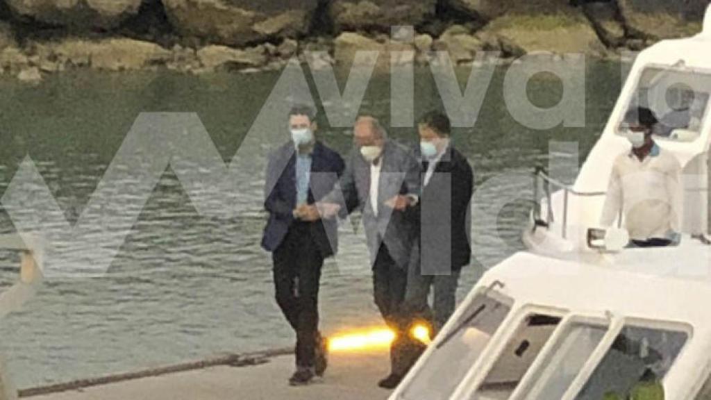 El rey emérito camina con ayuda en el puerto de Abu Dabi.