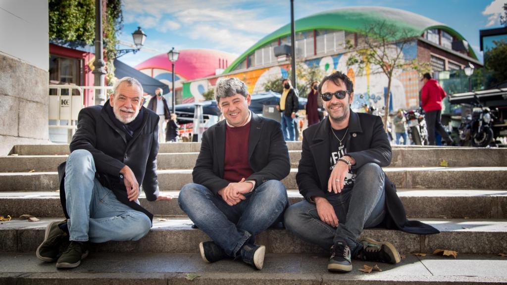 Los escritores y guionistas delante del Mercado de la Cebada.