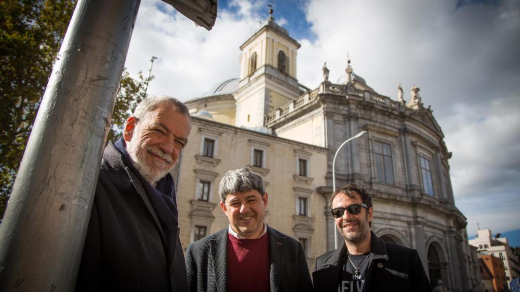 Díaz, Mercero y Martínez, delante de la fachada de la basílica de San Francisco el Grande.