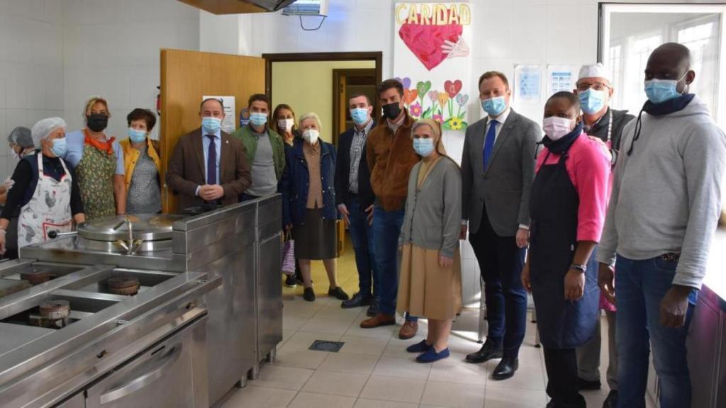 Emilio Sáez este viernes con las hermanas de la Institución Benéfica del Sagrado Corazón de Jesús.