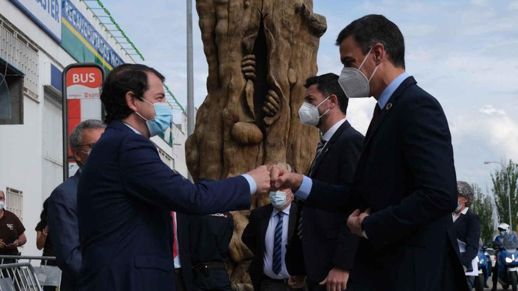 Fernández Mañueco saluda a Pedro Sánchez