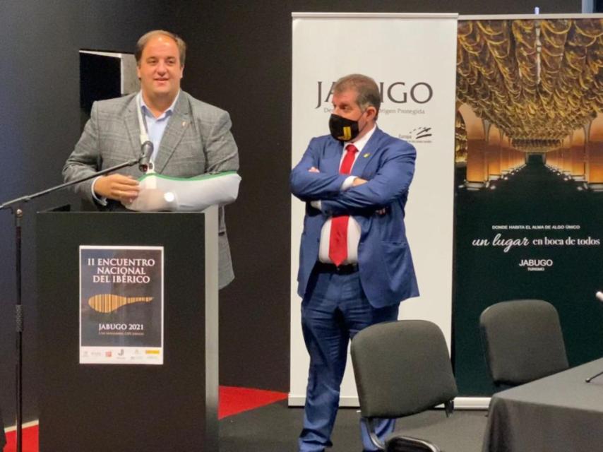 El alcalde de Guijuelo, Roberto Martín (i), junto al alcalde Jabugo