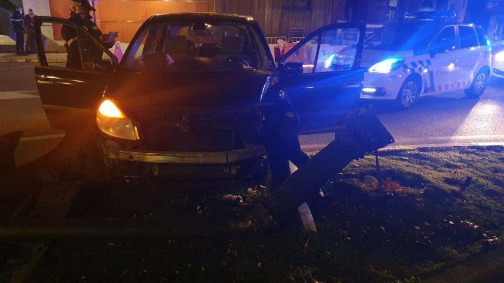 Estado en el que ha quedado el vehículo tras chocar con la farola