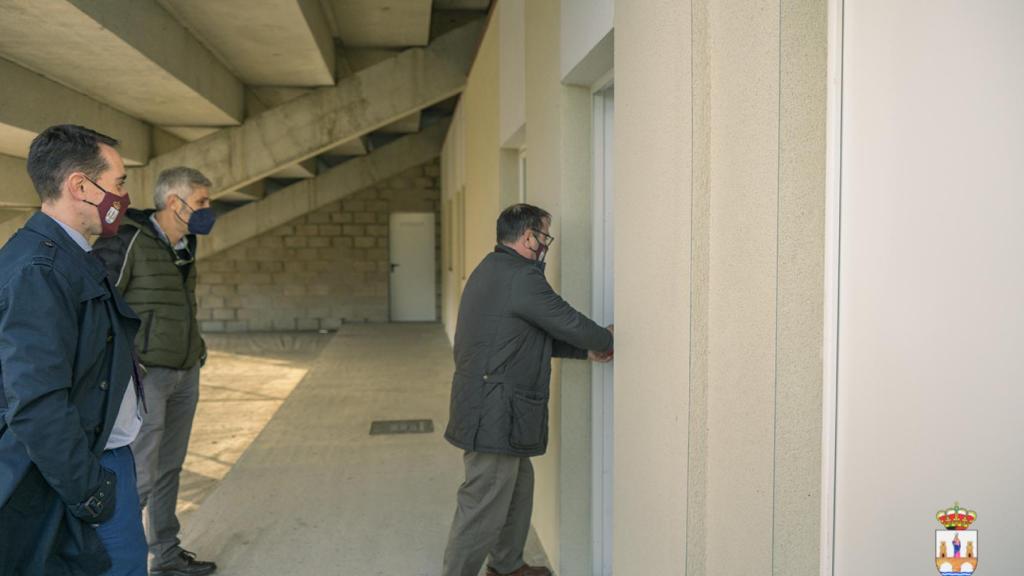 Momento de la entrega de los nuevos vestuarios al Club Benavente Atletismo