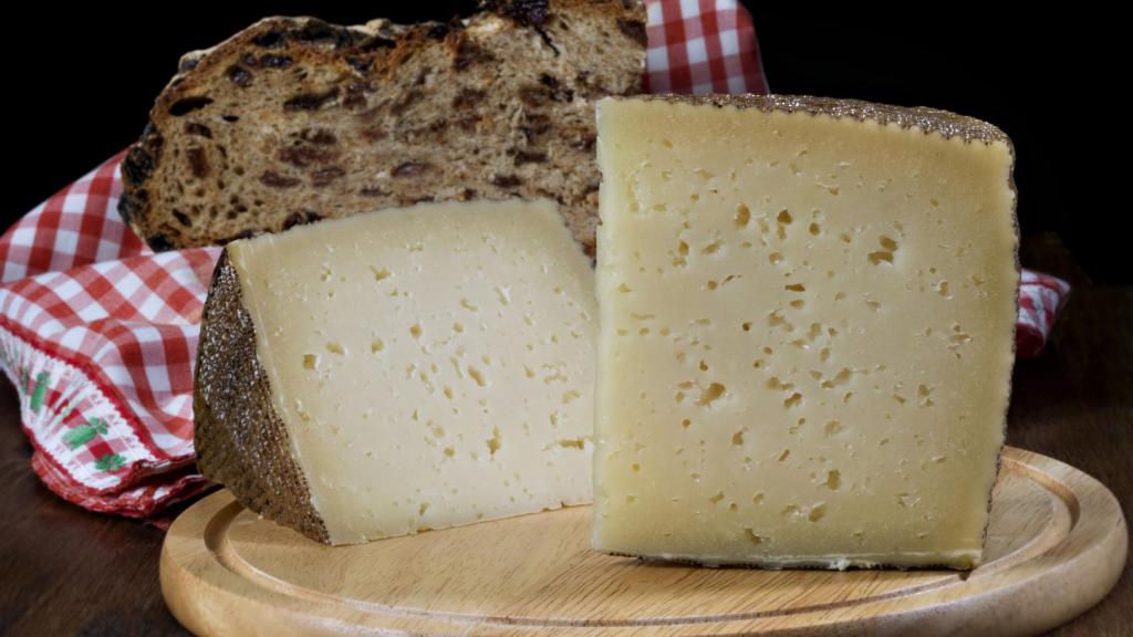 Un par de cuñas de queso manchego.